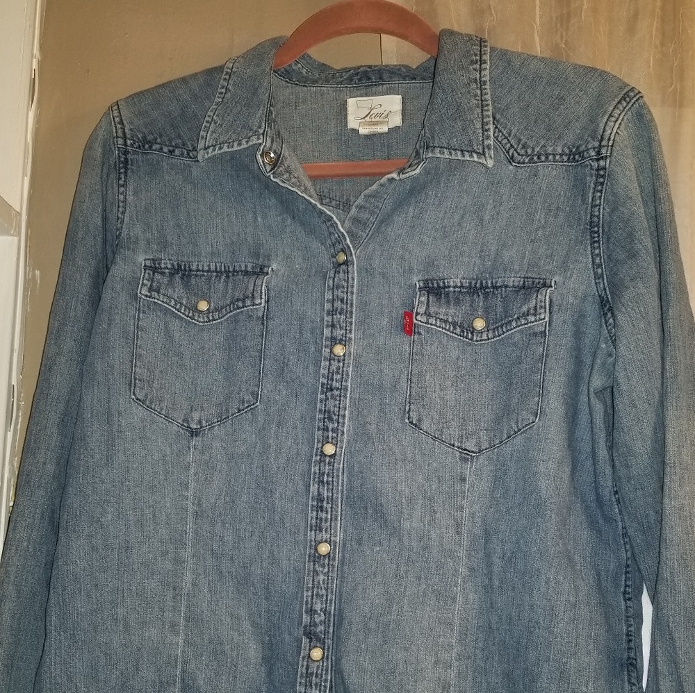 DENIM LEVI BUTTON DOWN SHIRT